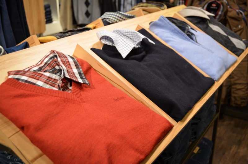 magasin-ST RAPHAEL-min_sweater_sweaters_shirts_exhibition_shop_shopping_shelf_buy-940699